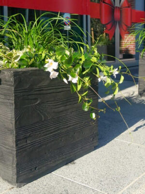 Betoonvaas puidumustriga 10.43