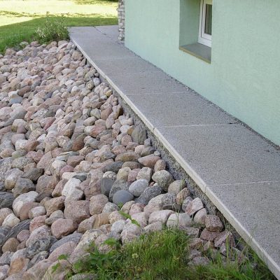 Pesubetoonist kõnnitee- või sokliplaat.