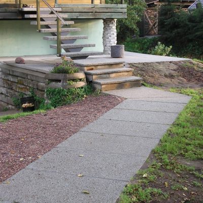 Pesubetoonist plaat, mis sobib kõnniteeks, maja sokli äärde või välimööbli alla.