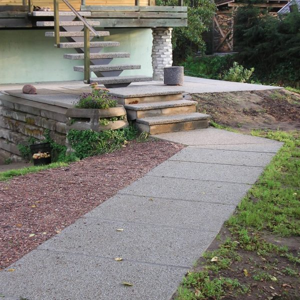 Pesubetoonist plaat, mis sobib kõnniteeks, maja sokli äärde või välimööbli alla.