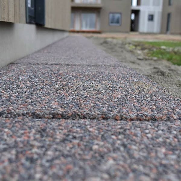 Pesubetoonist plaat, mis sobib kõnniteeks, maja sokli äärde, välimööbli või kütteagregaadi alla.