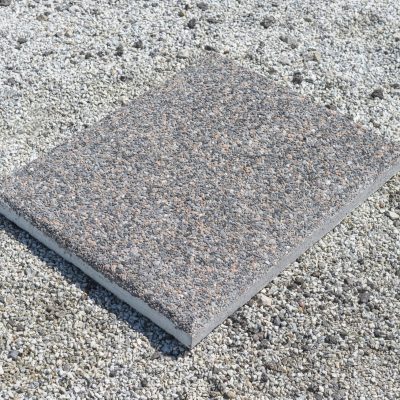 Pesubetoonist plaat, mis sobib kõnniteeks, maja sokli äärde, välimööbli või kütteagregaadi alla.