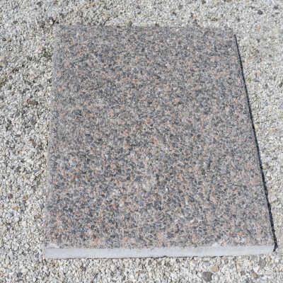 Pesubetoonist plaat, mis sobib kõnniteeks, maja sokli äärde, välimööbli või kütteagregaadi alla.