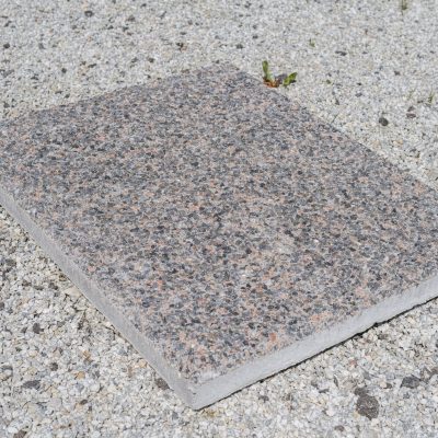 Pesubetoonist plaat, mis sobib kõnniteeks, maja sokli äärde, välimööbli või kütteagregaadi alla.