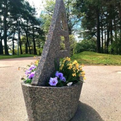 Pesubetoonist purjepaadi kujuga taimekonteiner.