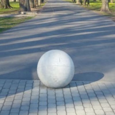 Hallist silebetoonist kera tänaval