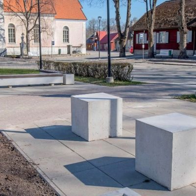 Dekoratiivne betoonist kuubik-istepink Paide keskväljakul.