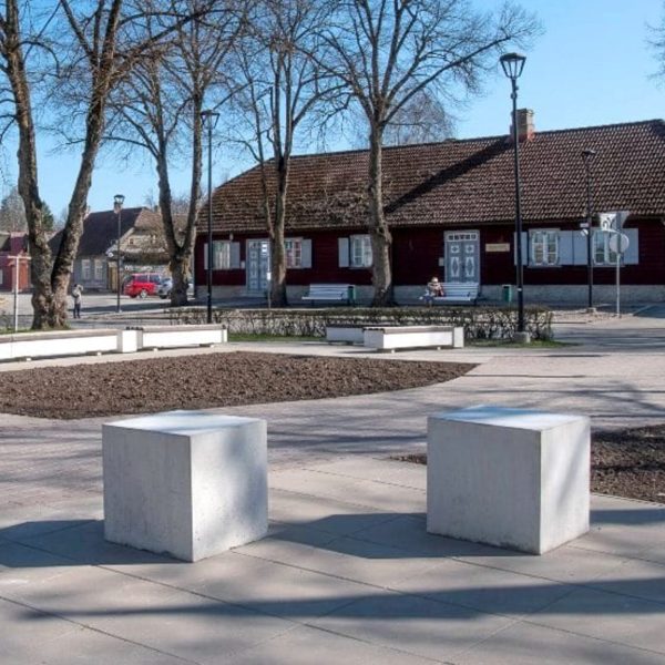 Dekoratiivne betoonist kuubik-istepink linnapargis.