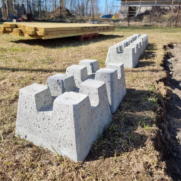 Betoonist plokk, mida saab kasutada terrassi ehitamiseks.