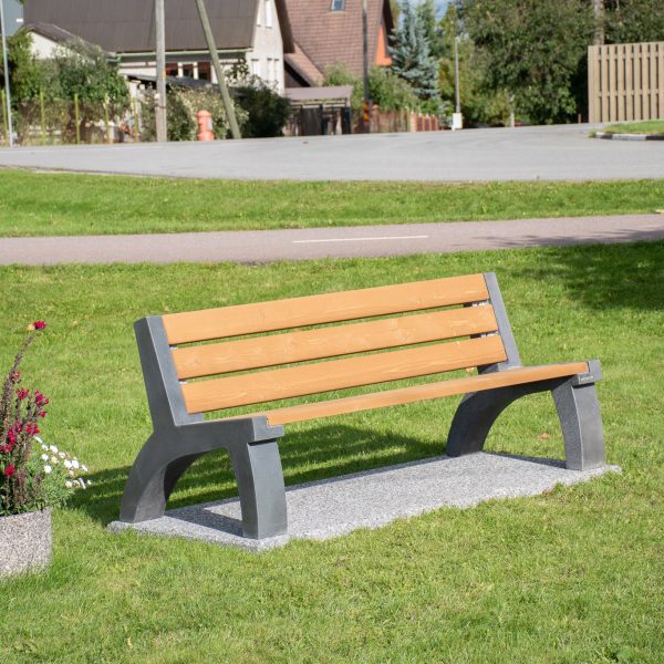 Seljatoe ja betoonist jalgadega puidudetailidega pargipink 7.17 Kiili Gümnaasiumi juures muruplatsil.